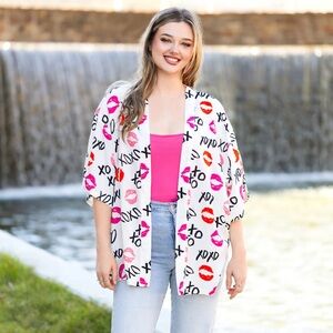NWT! Boutique White Kimono with Pink and Red Lips and XO Print! ❤️💕